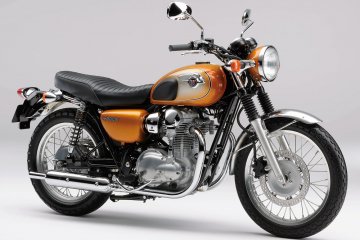 2011年モデル W800(EJ800ABF) キャンディゴールドスパーク