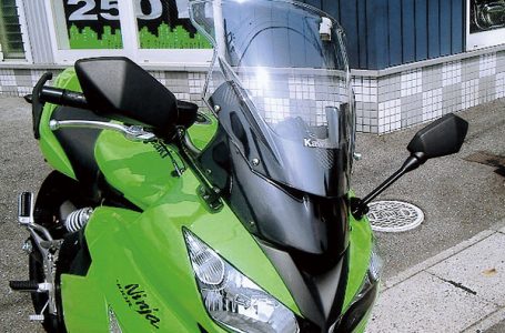 カワサキショップ・ブレジャー Ninja400R用 バイザーリフトプレート