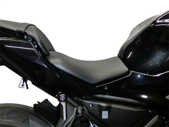 ケイズスタイル Ninja 650用 ローシート(-20mm＋低反発素材)