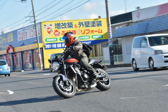 Z900RS(2018年モデル) 市街地の走行シーン