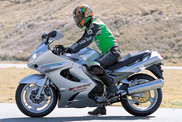 2002 ZZR1200(ZX1200C1) 足つき性