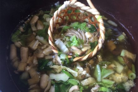 鴨出汁に山菜がたっぷり入る鍋