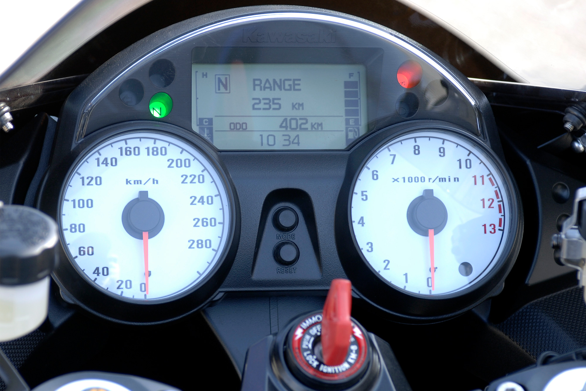 回転数に応じて豹変する最強エンジン／ZZR1400(A) | 2ページ目 (4ページ中) | 試乗・車両解説 | カワサキイチバン