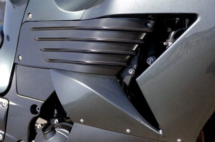 2006 ZZR1400(ZX1400A) サイドカウルフィン