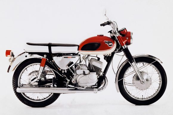 1966 kawasaki A1