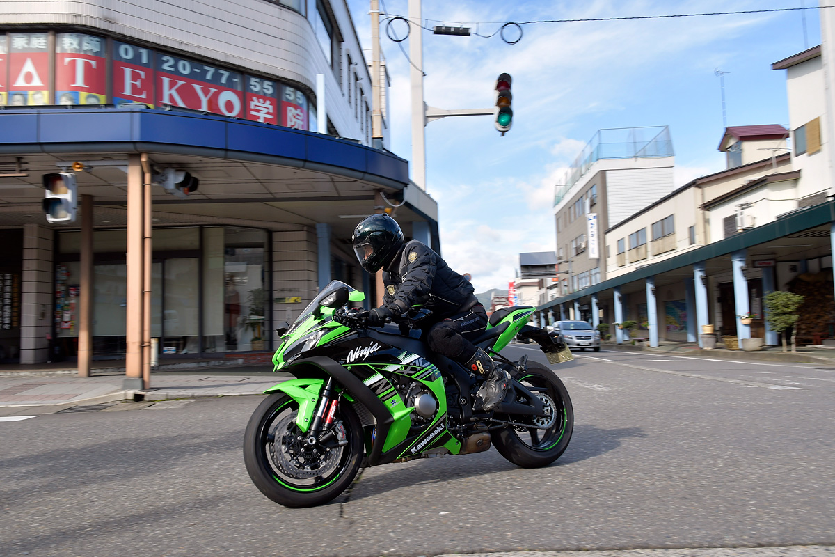Ninja Zx 10rを1 000km試乗 レースで勝つバイクは乗りやすい 試乗 車両解説 カワサキイチバン