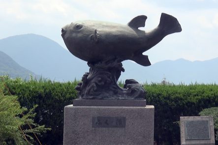 亀山八幡宮 フグの銅像