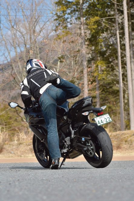 2018年モデル Ninja 650(EX650KJFA) 乗り降り