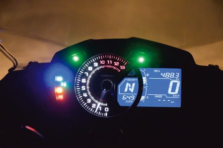 2018年モデル Ninja 650(EX650KJFA) メーター視認性(夜間)