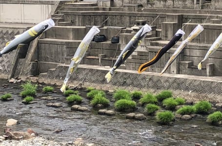 あつみ温泉街を流れる温海川