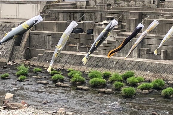 あつみ温泉街を流れる温海川