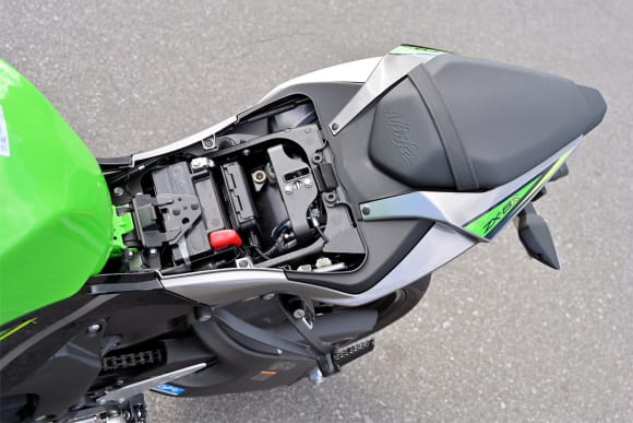 Ninja ZX-6Rインプレッション シート下