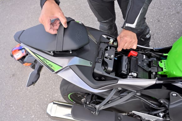 Ninja ZX-6Rインプレッション シート取り外し