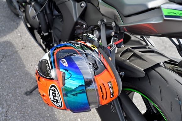 Ninja ZX-6Rインプレッション ヘルメットホルダー