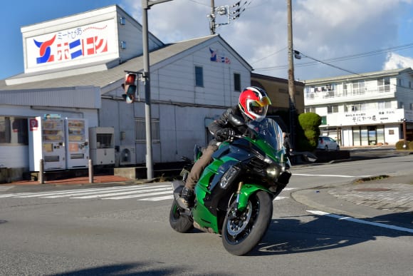 2018年モデル Ninja H2 SX SE(ZX1002BJF) 市街地走行