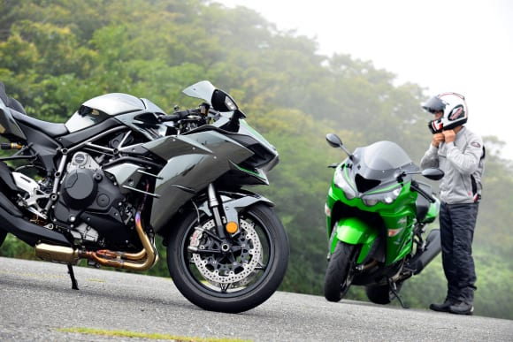 Ninja ZX-14R vs Ninja H2。プロが語る2車種の個性