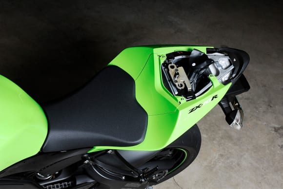 2008年モデル Ninja ZX-10R(ZX1000E) シート下