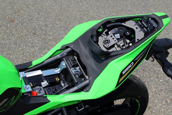 2021年モデル Ninja ZX-25R シート下