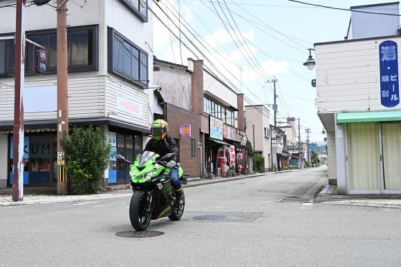 Ninja ZX-25R インプレッション - 市街地