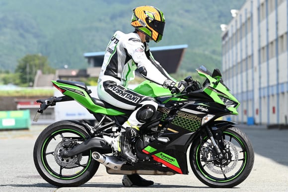 Ninja ZX-25R ライディングポジション