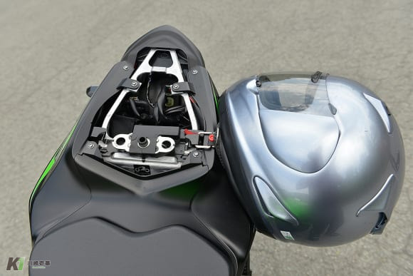 2014年モデル Ninja ZX-6R ヘルメットホルダー
