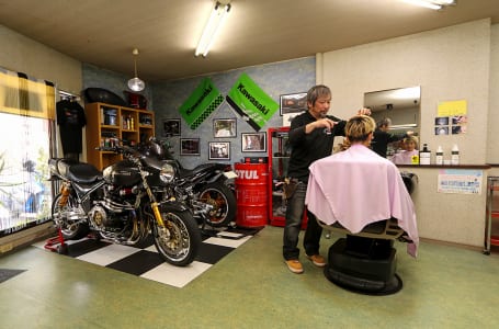 理美容室の一角に広がるバイクライフの空間 ─ 理美容室経営者