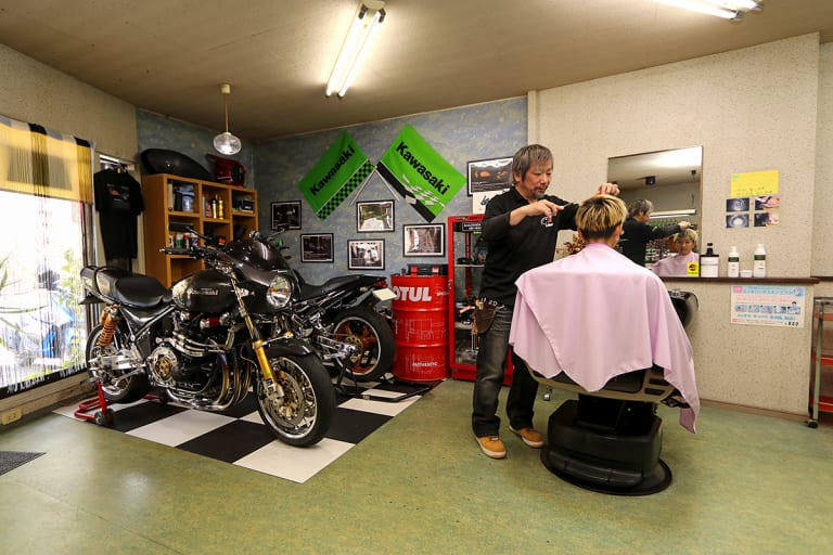 理美容室の一角に広がるバイクライフの空間 ─ 理美容室経営者