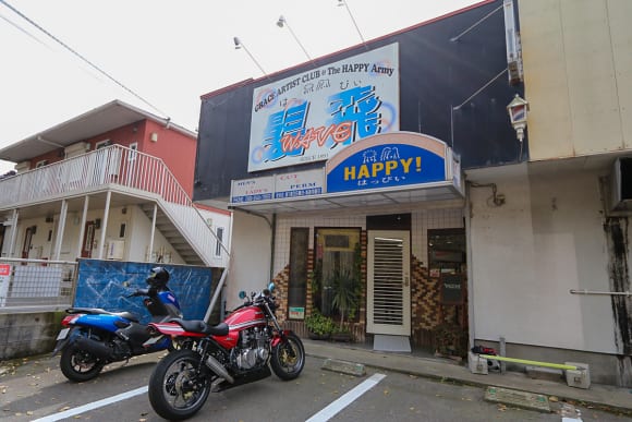 店先を含めてクルマ5台分の駐車スペース