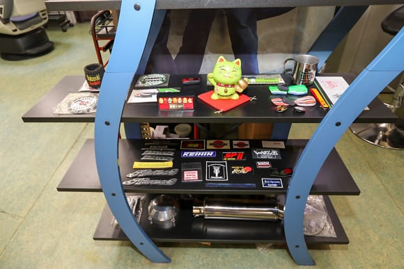 カワサキオリジナルグッズやパーツメーカーのエンブレム、パーツなどがディスプレイ
