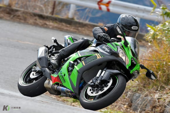 Ninja ZX-10Rでワインディングを走行