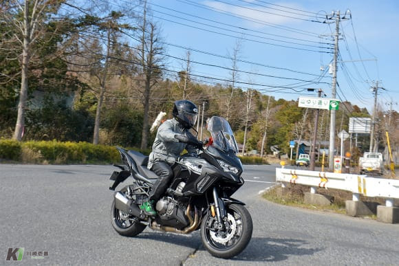 VERSYS 1000 SEで市街地を走行