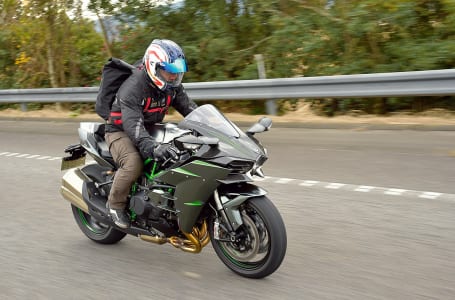 スーパーチャージドエンジン搭載モデル Ninja H2 CARBONインプレッション