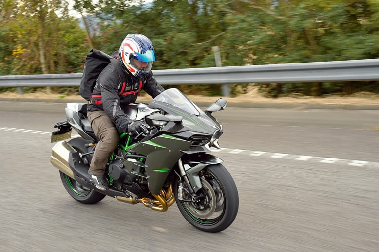 スーパーチャージドエンジン搭載モデル Ninja H2 CARBONインプレッション