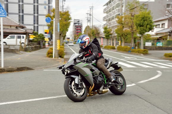 スーパーチャージドエンジン搭載モデル Ninja H2 CARBONインプレッション 市街地