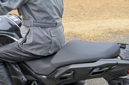 VERSYS 1000 SEのシートをインプレッション。スポーツ性と快適性を両立