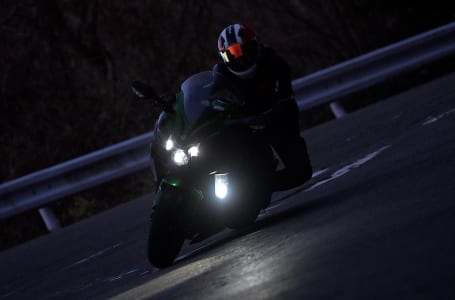 Ninja H2 SX SE コーナリングライト