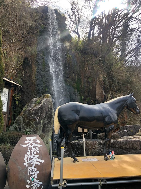 トンネルの駅 黒馬の銅像