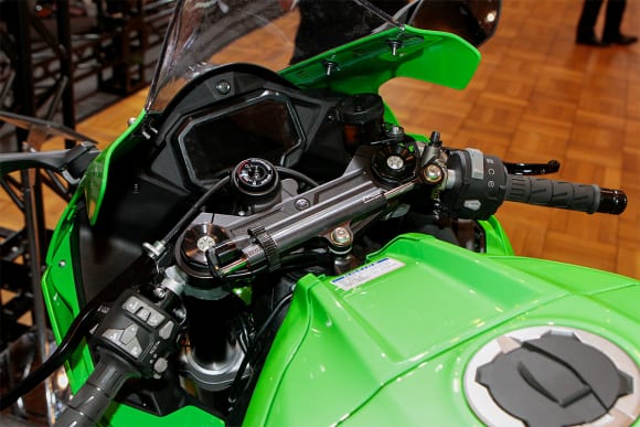 カワサキワールド モーターサイクル企画展 “The Champ〜頂点に輝いたマシンたち〜 2021 Ninja ZX-10RR ハンドルまわり