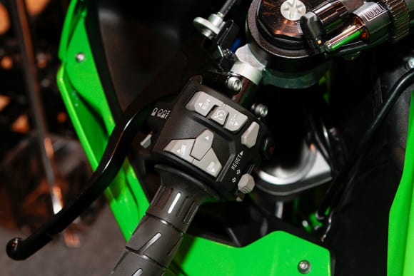 カワサキワールド モーターサイクル企画展 “The Champ〜頂点に輝いたマシンたち〜 2021 Ninja ZX-10RR ハンドルスイッチ