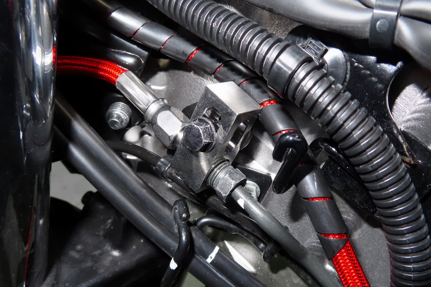 ABS車両のハンドル・ブレーキマスター交換を容易にするフィッティング