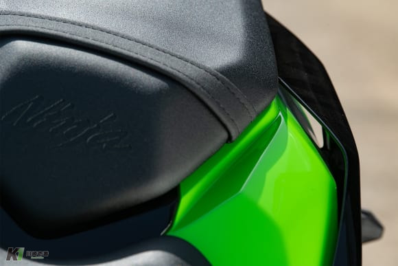 Kawasaki ZX-10R（2021年モデル）シートカウル両サイドのスリット