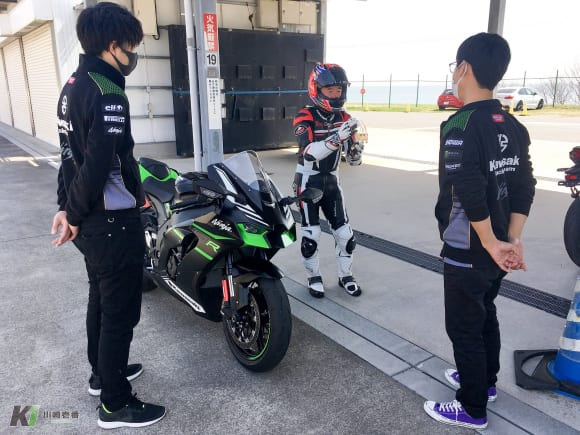 Kawasaki ZX-10R（2021年モデル）についてカワサキスタッフに質問する和歌山利宏氏