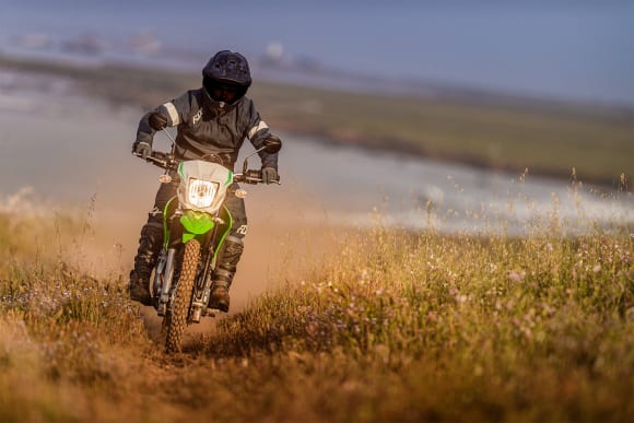 カワサキ 2022年モデル KLX230 S 走行イメージ