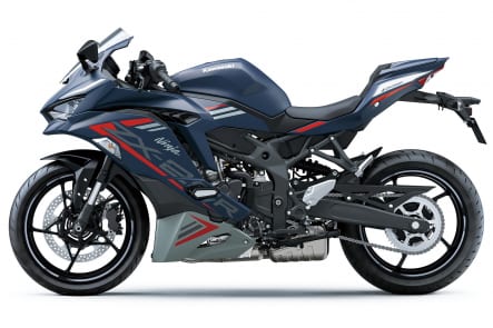 カワサキ 2022年モデル ZX-25R SE（メタリックマットトワイライトブルー×メタリックマットフュージョンシルバー）左サイドビュー