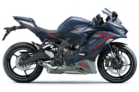 カワサキ 2022年モデル ZX-25R SE（メタリックマットトワイライトブルー×メタリックマットフュージョンシルバー）右サイドビュー