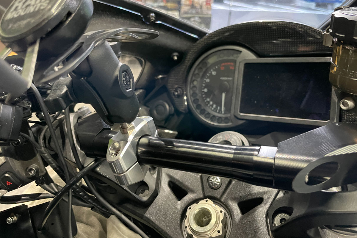 モバイルマウントにも最適なNinja H2 SXシリーズ用ハンドル