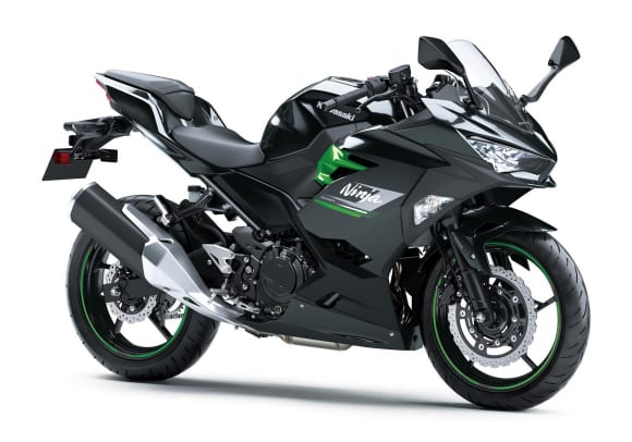 EUカワサキ 2023年モデル Ninja400 メタリックカーボングレー×メタリックマットカーボングレー