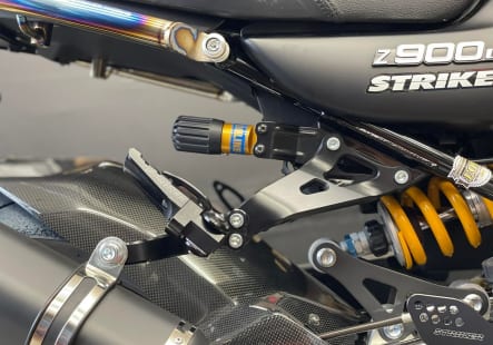 STRIKER Kawasaki Z900RS・Z900RSCAFE用 タンデムステップキット＋サイレンサーステーSET