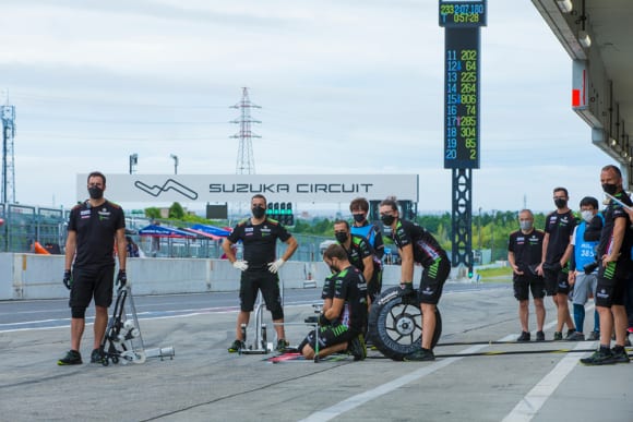 2022年鈴鹿8耐に向けてカワサキレーシングチームは着々と準備中・ピット