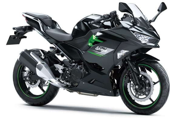 2023年モデル カワサキ Ninja 250 メタリックカーボングレー×メタリックマットカーボングレー（GY1）